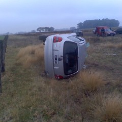 Volcó un auto en el acceso a La Manuela