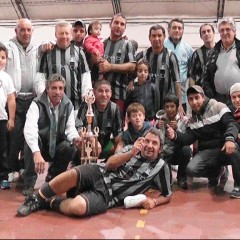 Rodamientos y retenes Dero gritó campeón en el Seniors