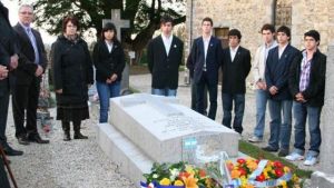 Estudiantes Salazar homenaje Emilio Daireaux.jpg